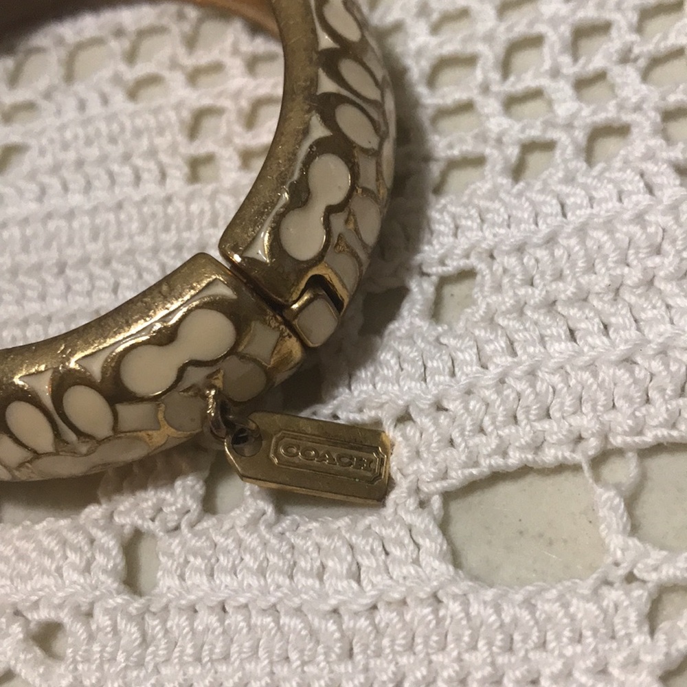 🐞Vintage Coach Brass & White Enamel Wide Latch Bangle Bracelet - Picture 2 of 8